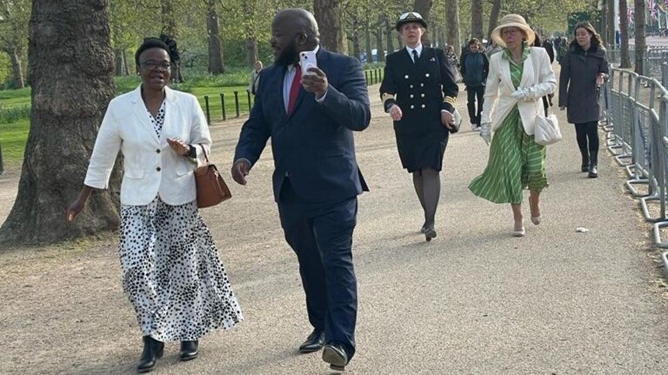 Invitati al primo party in giardino di Re Carlo III