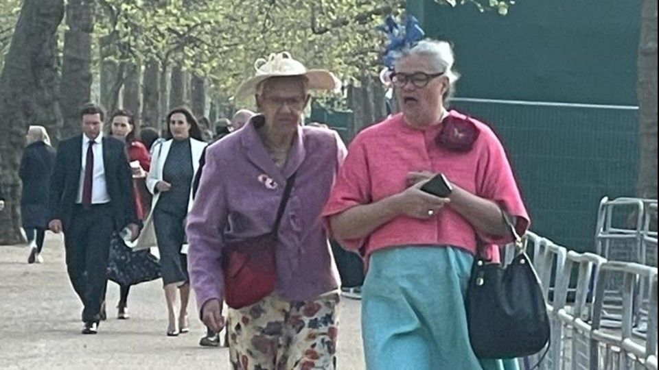 Invitati al primo party in giardino di Re Carlo III