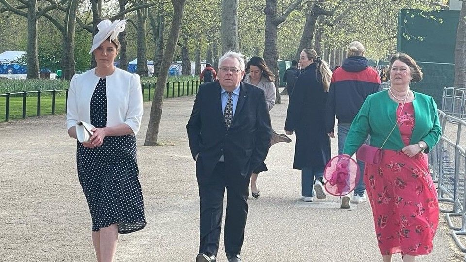 Invitati al primo party in giardino di Re Carlo III