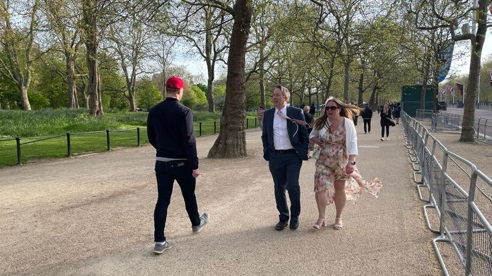 Invitati al primo party in giardino di Re Carlo III