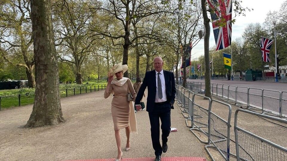 Invitati al primo party in giardino di Re Carlo III