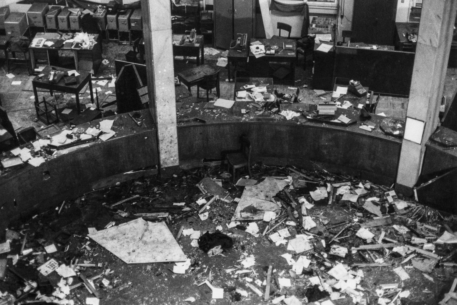 La banca nazionale dell'Agricoltura di piazza Fontana a Milano devastata dall'attentato del 1969
