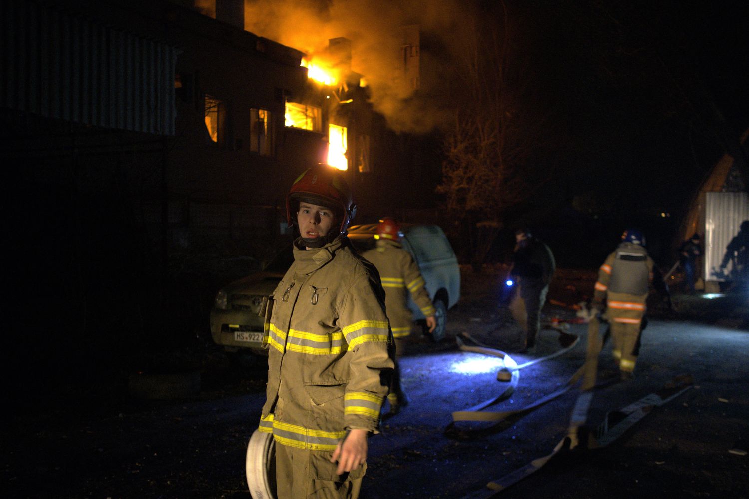 Vigile del fuoco impegnato a Kiev dopo l'abbattimento di un drone