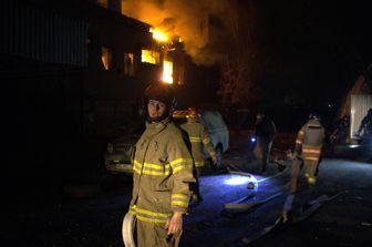 Vigile del fuoco impegnato a Kiev dopo l'abbattimento di un drone