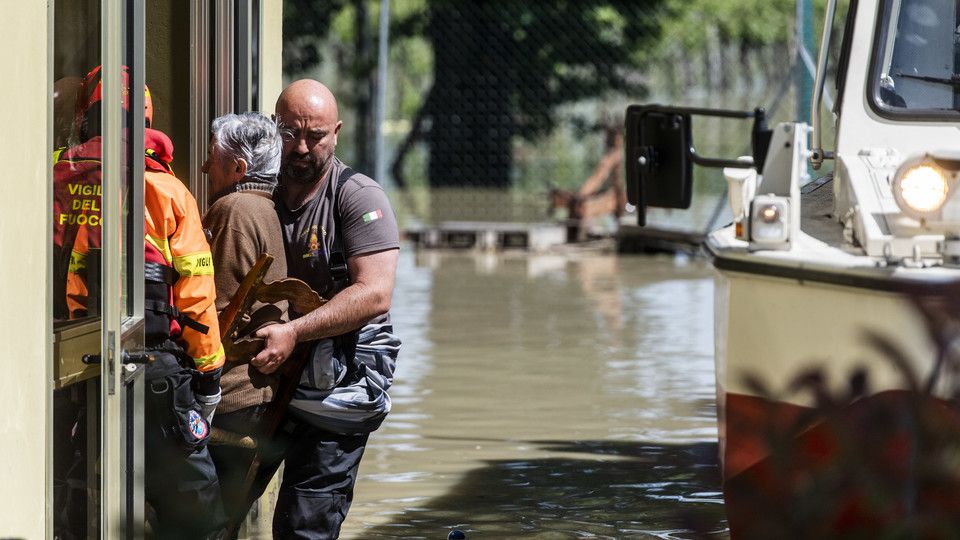 I vigili del fuoco impegnati nelle operazioni di salvataggio e messa in sicurezza in Emilia