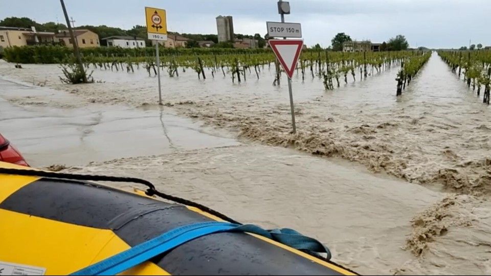 Soccorritori Fluviali e Anfibio al lavoro in localit&agrave; Spazzate Sassatelli