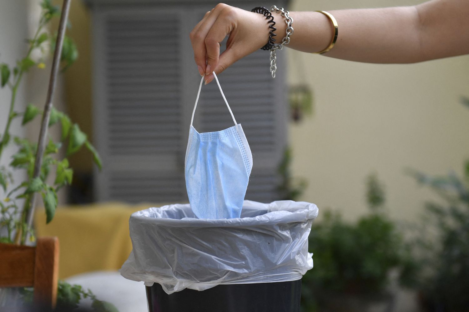 Mascherina nel cestino