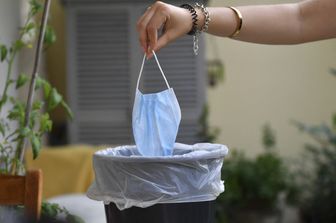 Mascherina nel cestino