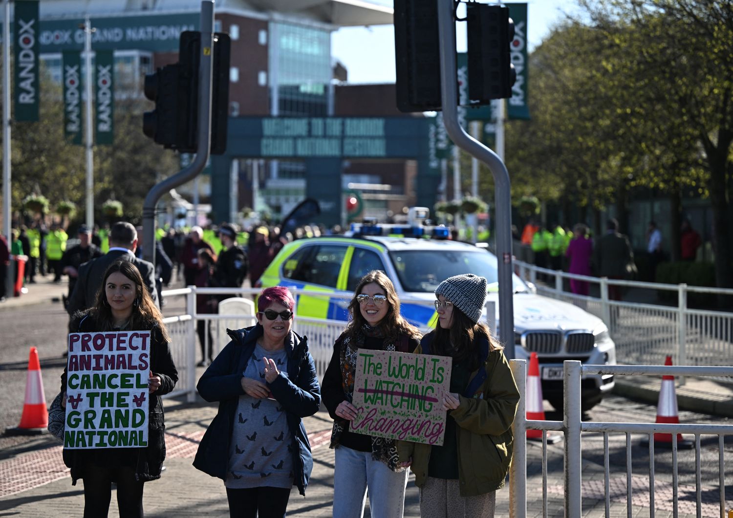 Animalisti inglesi protestano contro l'ippica
