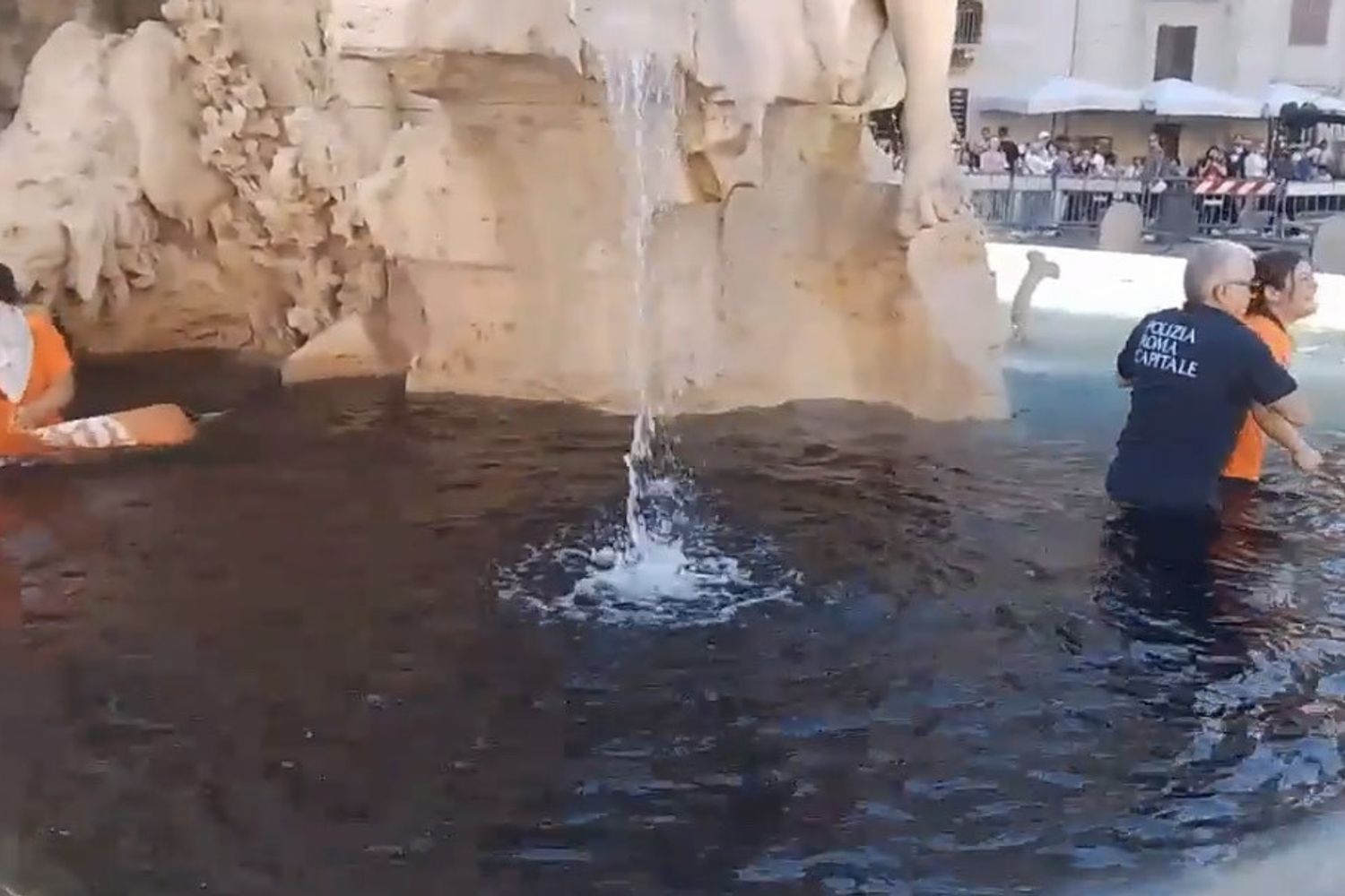 La Fontana dei Fiumi di piazza Navona tinta di nero&nbsp;