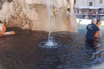 La Fontana dei Fiumi di piazza Navona tinta di nero&nbsp;
