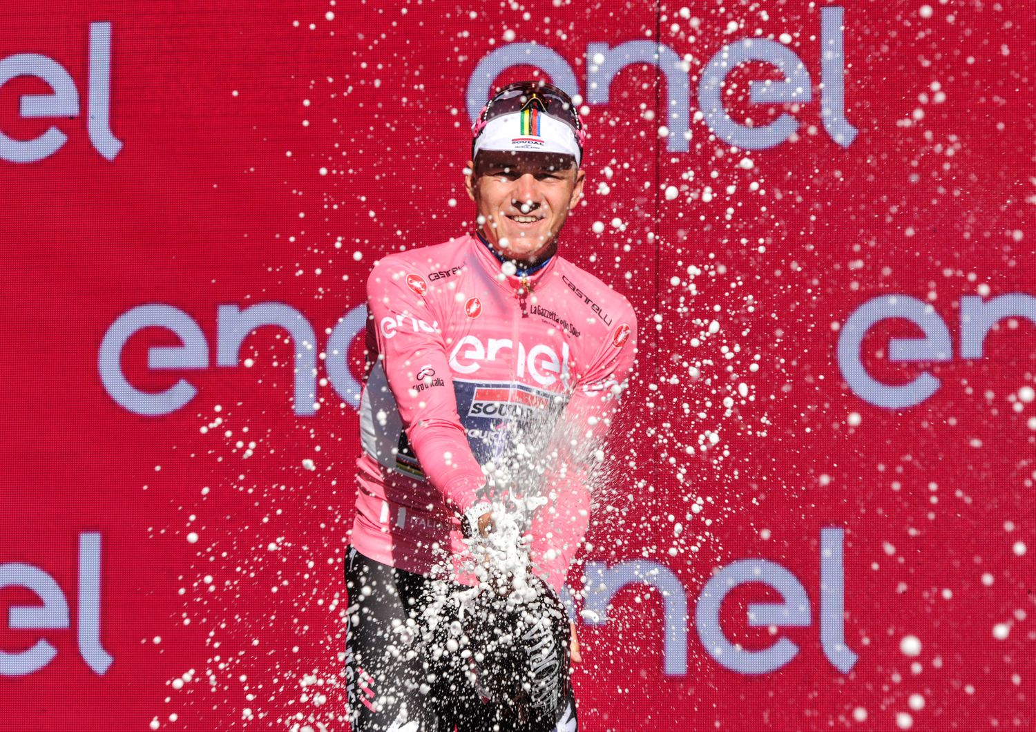 Remco Evenepoel festeggia la maglia rosa al Giro d'Italia