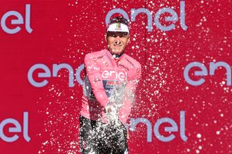 Remco Evenepoel festeggia la maglia rosa al Giro d'Italia