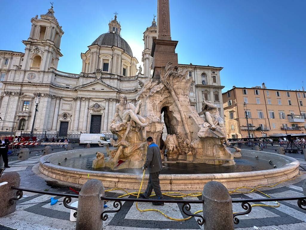 Pulizia della fontana di Piazza Navona