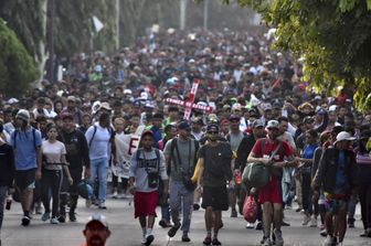 Carovana di migranti diretta verso il confine statunitense