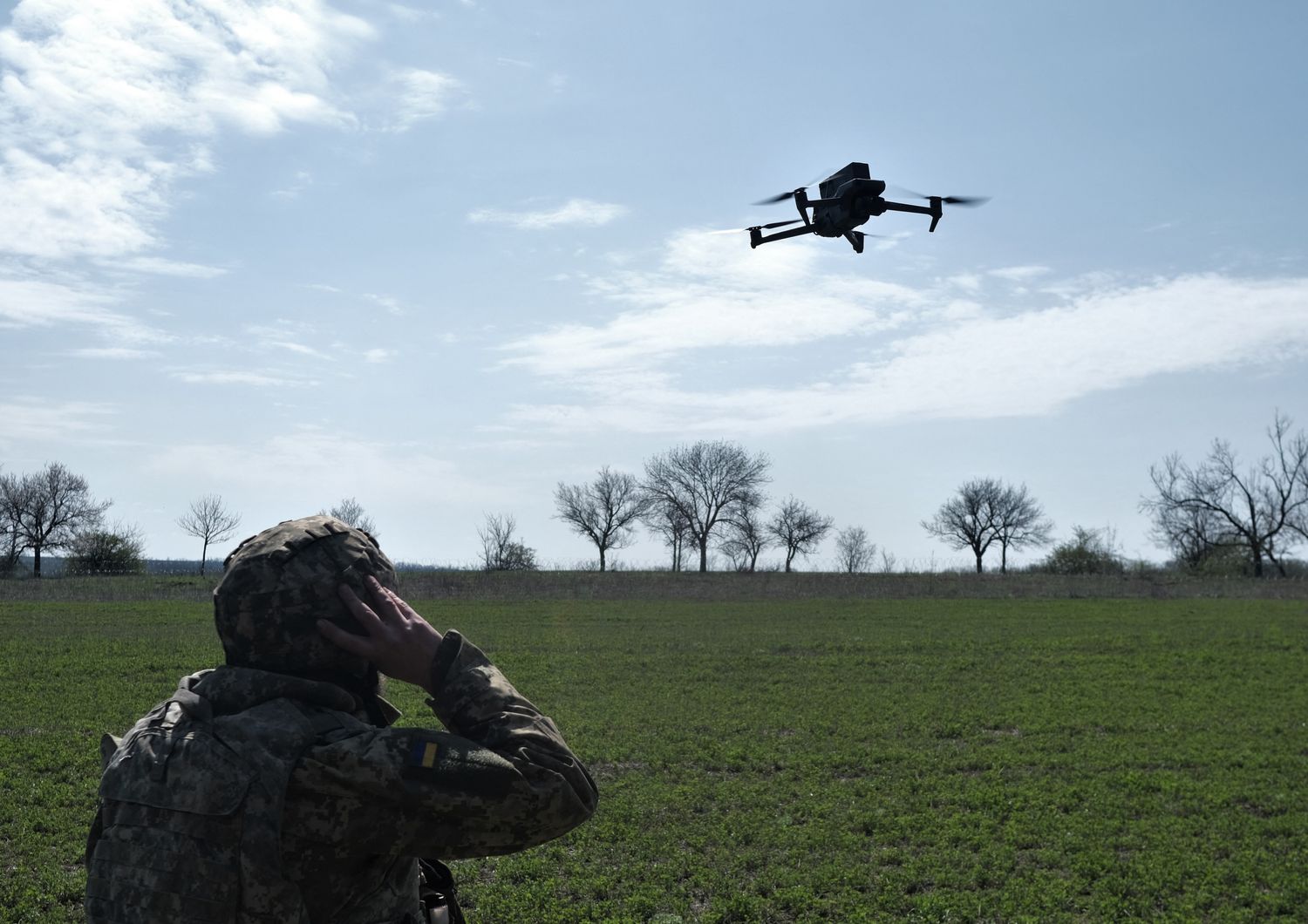 Un militare ucraino opera un drone
