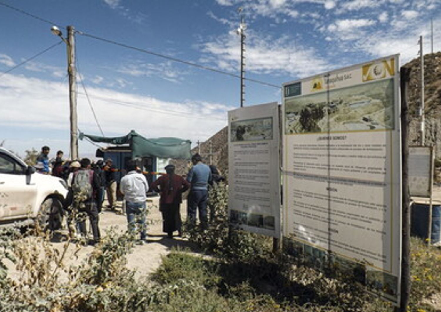 I parenti dei lavoratori aspettano all'ingresso della miniera La Esperanza, dove almeno 27 persone sono morte