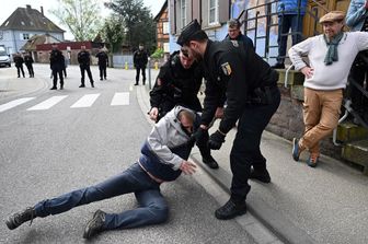 francia corre verso gendarmi gridando allah akbar ferito grave