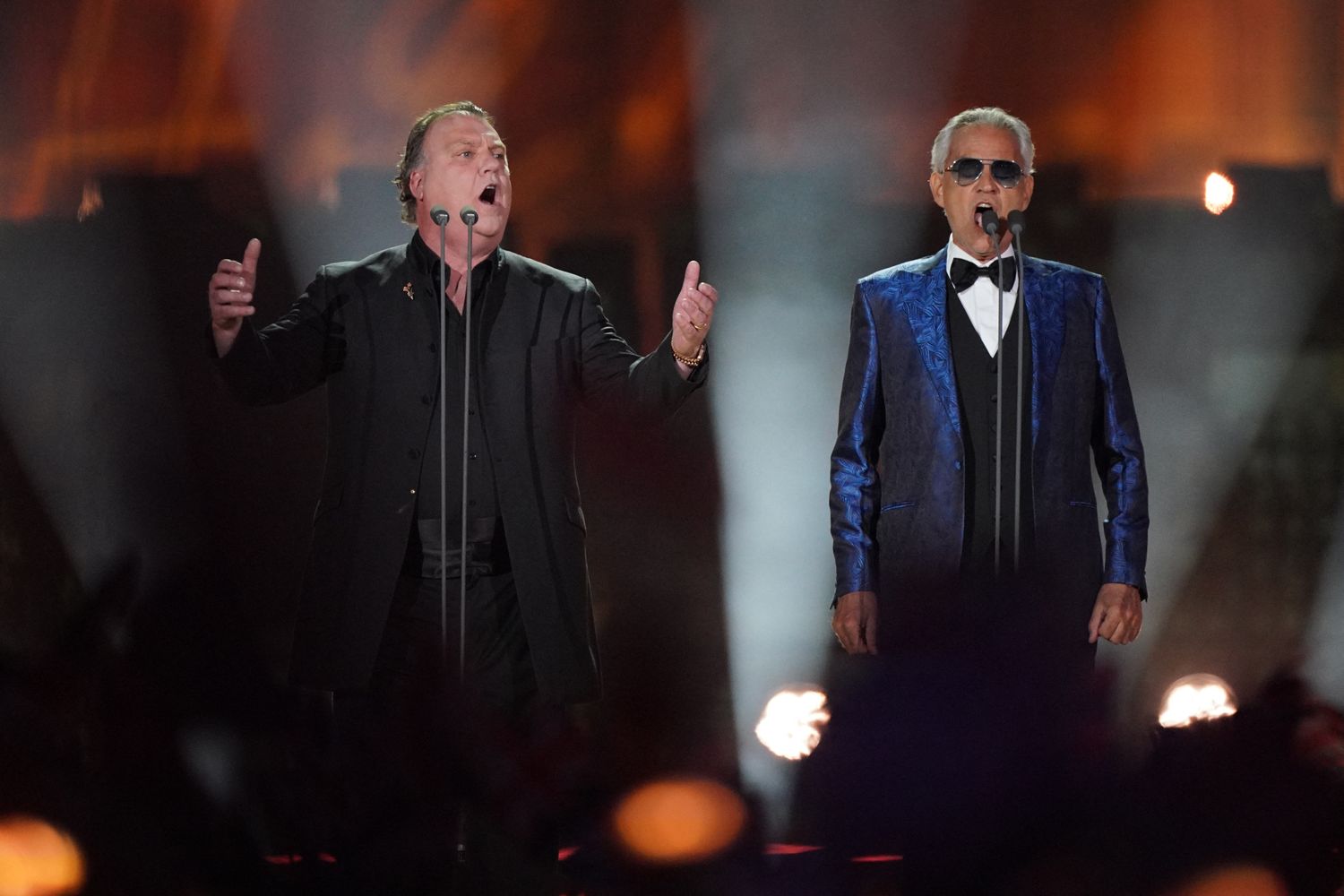 Bryn Terfal e Andrea Bocelli si esibiscono al Castello di Windsor davanti a Re Carlo e alla regina Camilla