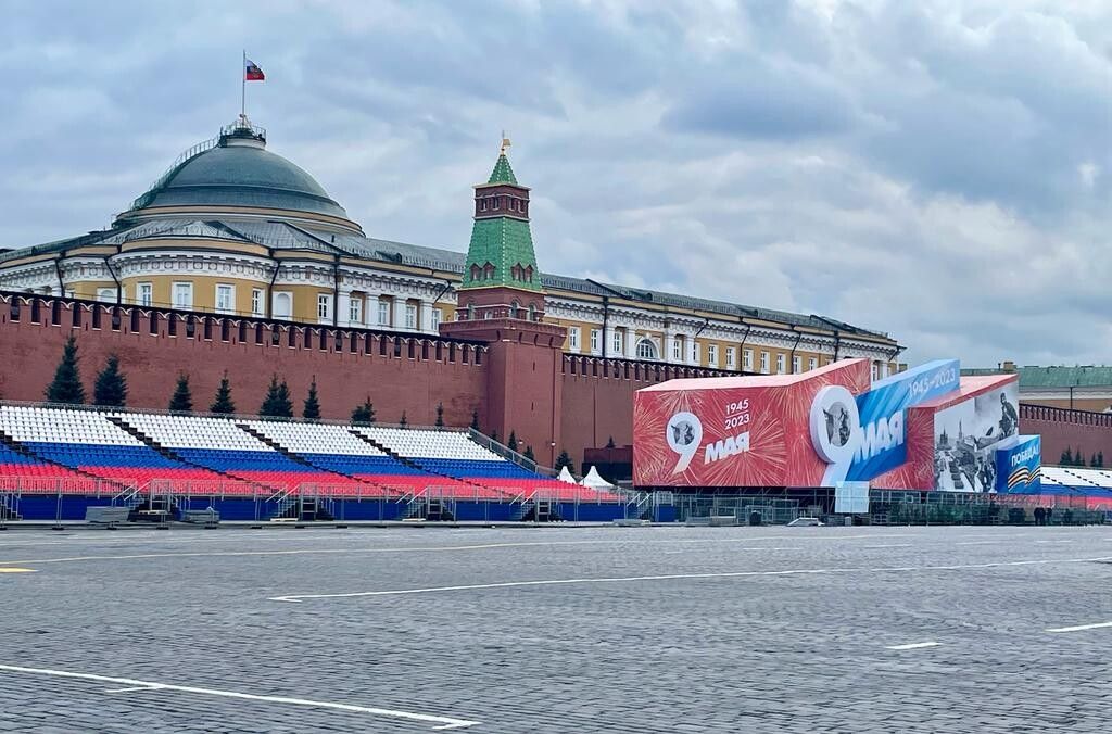 Bandiere russe in piazza a Mosca