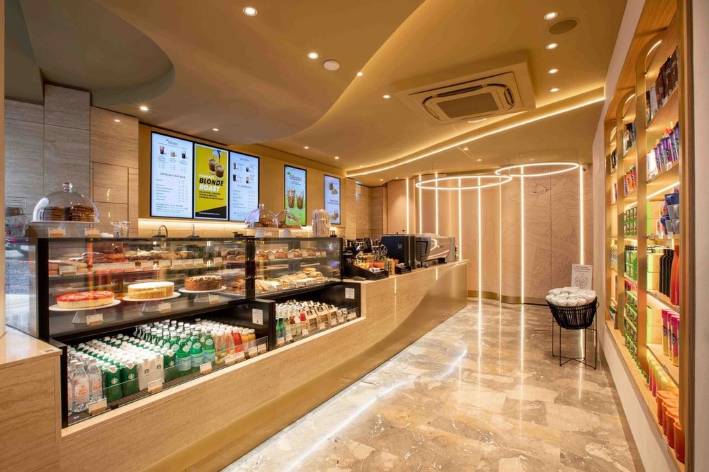 Interno del negozio Starbucks a Roma