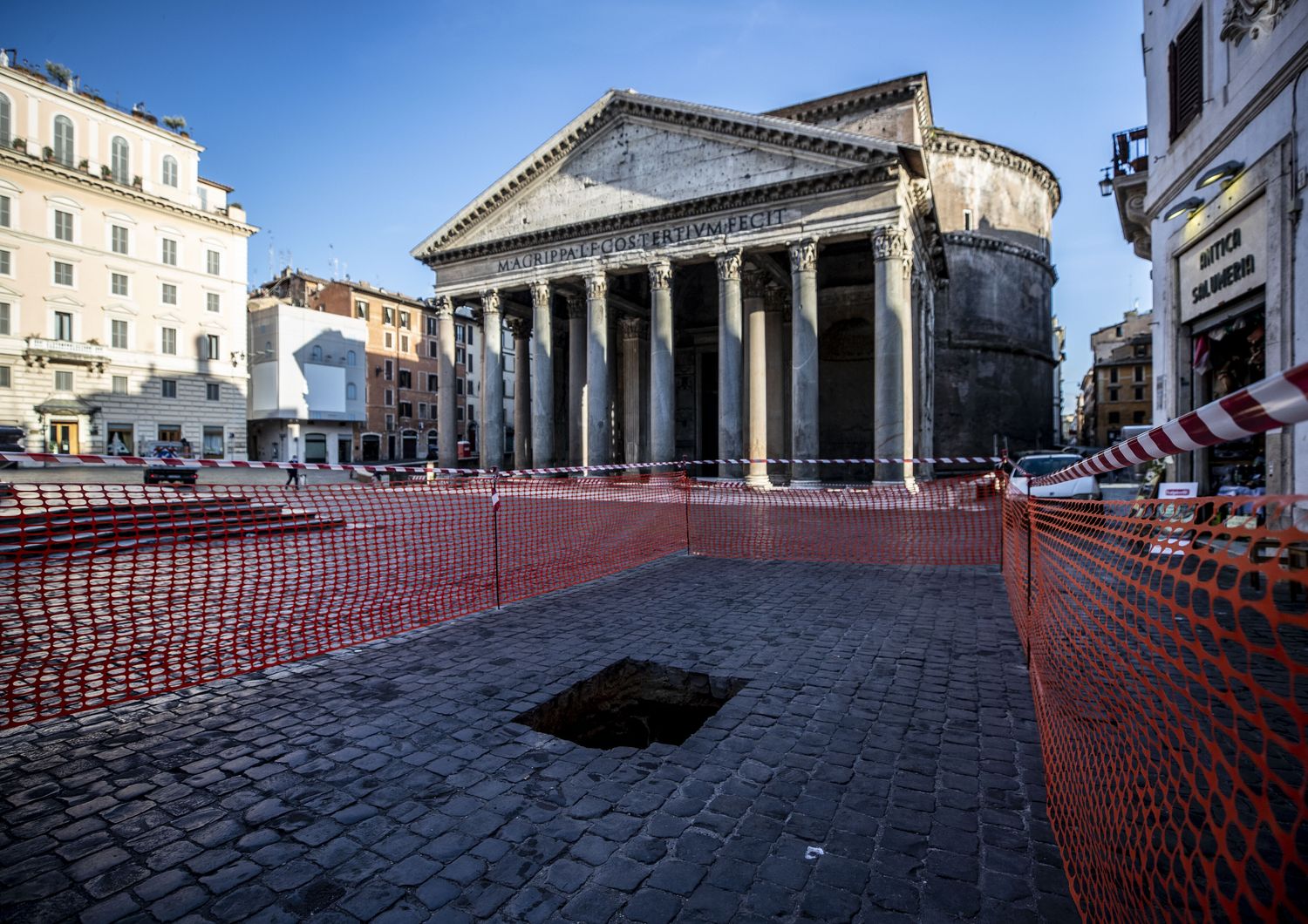 Roma, voragine in piazza della Rotonda&nbsp;