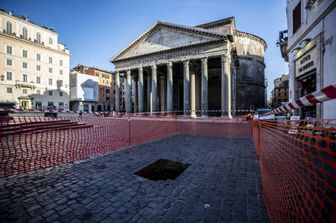 Roma, voragine in piazza della Rotonda&nbsp;