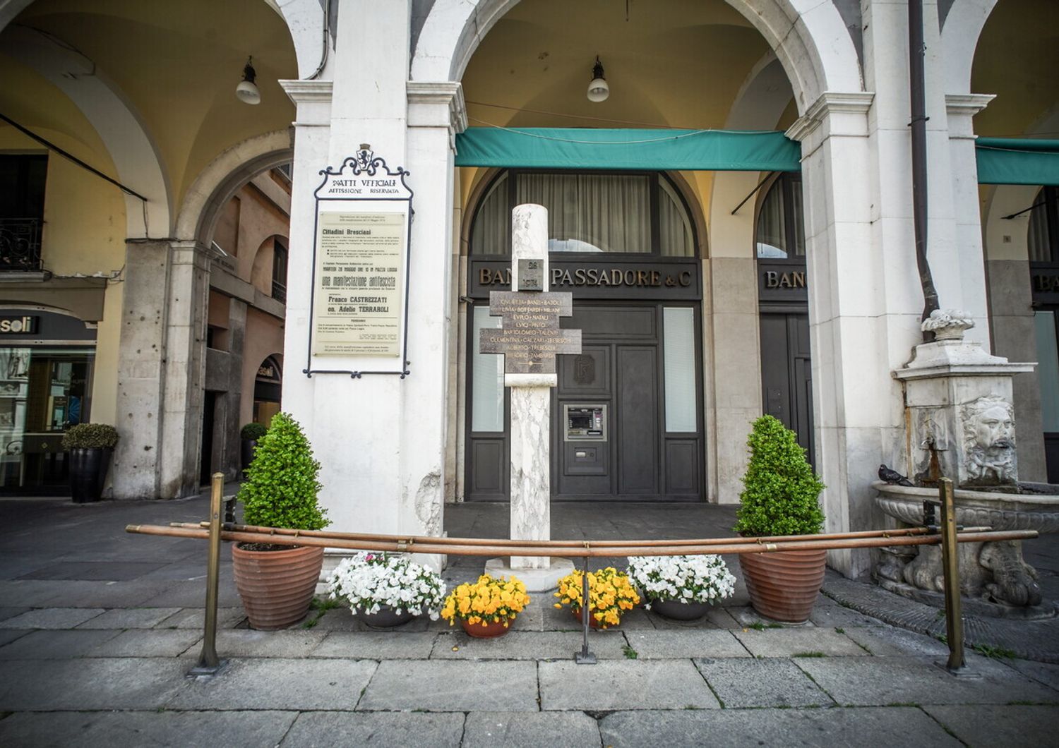 Il luogo in cui esplose la bomba di Piazza della Loggia