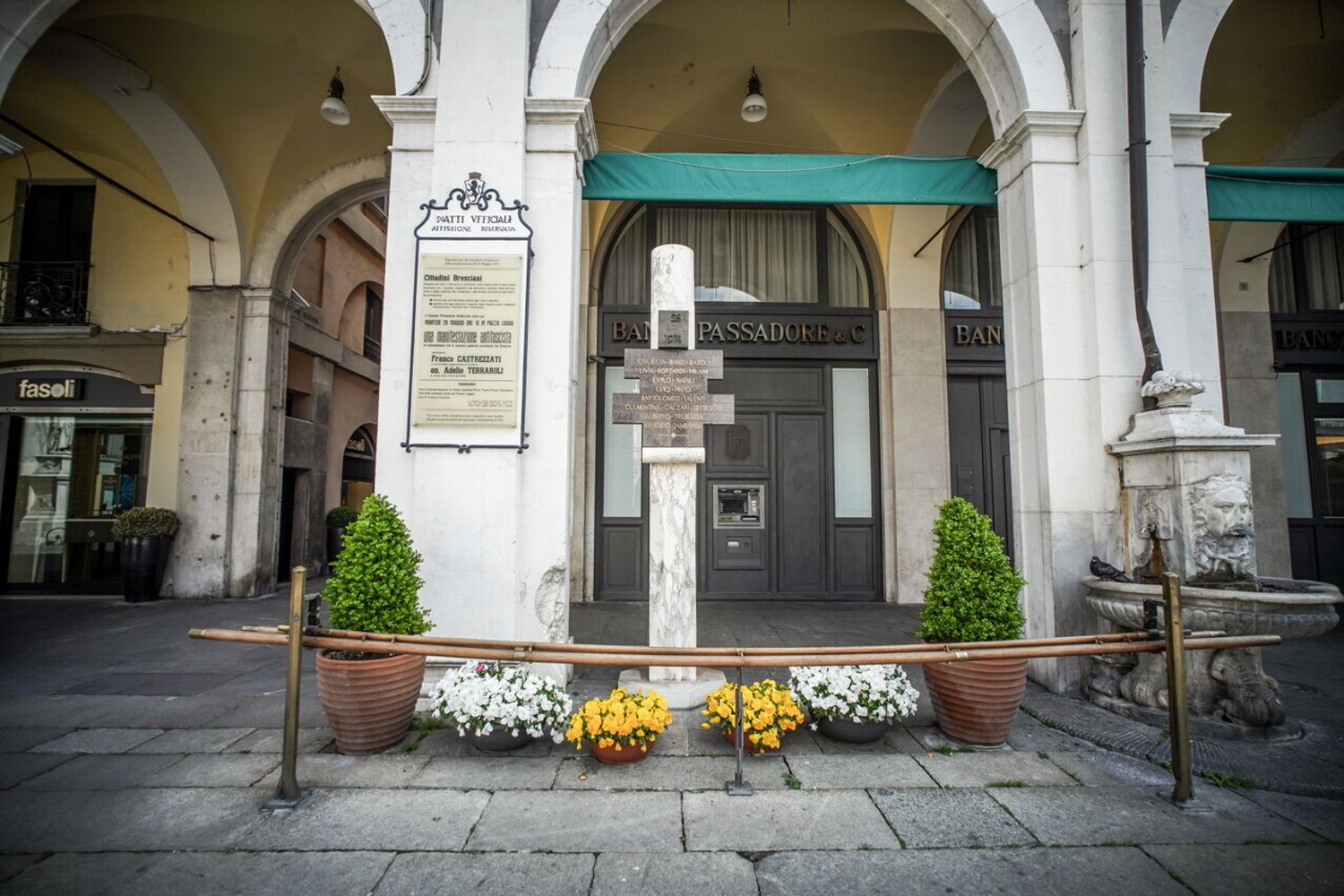 Il luogo in cui esplose la bomba di Piazza della Loggia