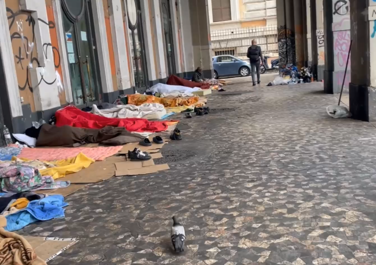roma stazione termini dormitorio senzatetto aggressioni degrado