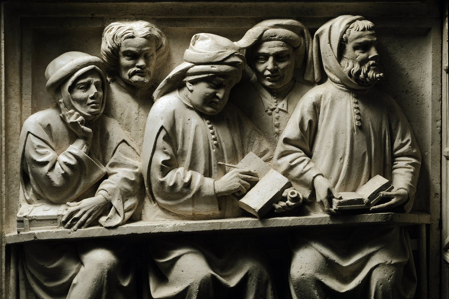 Studenti dell'antica universit&agrave; di Bologna in un bassorilievo medievale