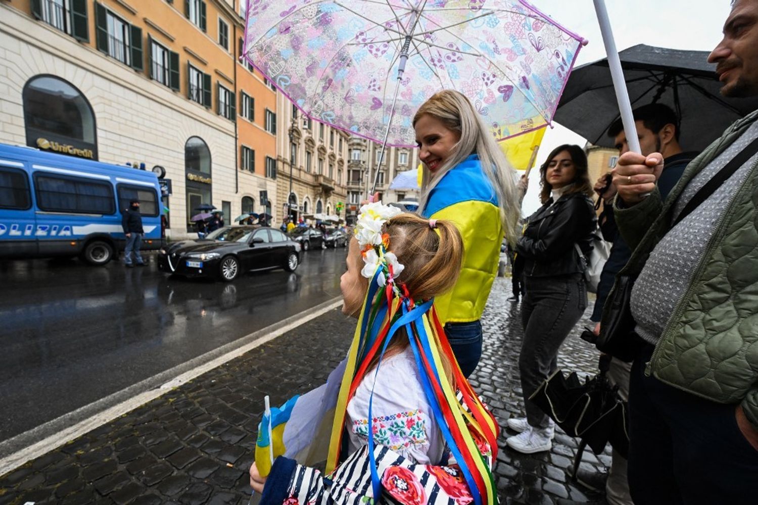 I membri della comunit&agrave; ucraina a Roma a Piazza Barberini per la visita del presidente ucraino Volodymyr Zelensky&nbsp;