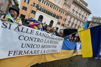 ucraina zelensky al quirinale colloquio mattarella bandiera giallo-blu su torrino