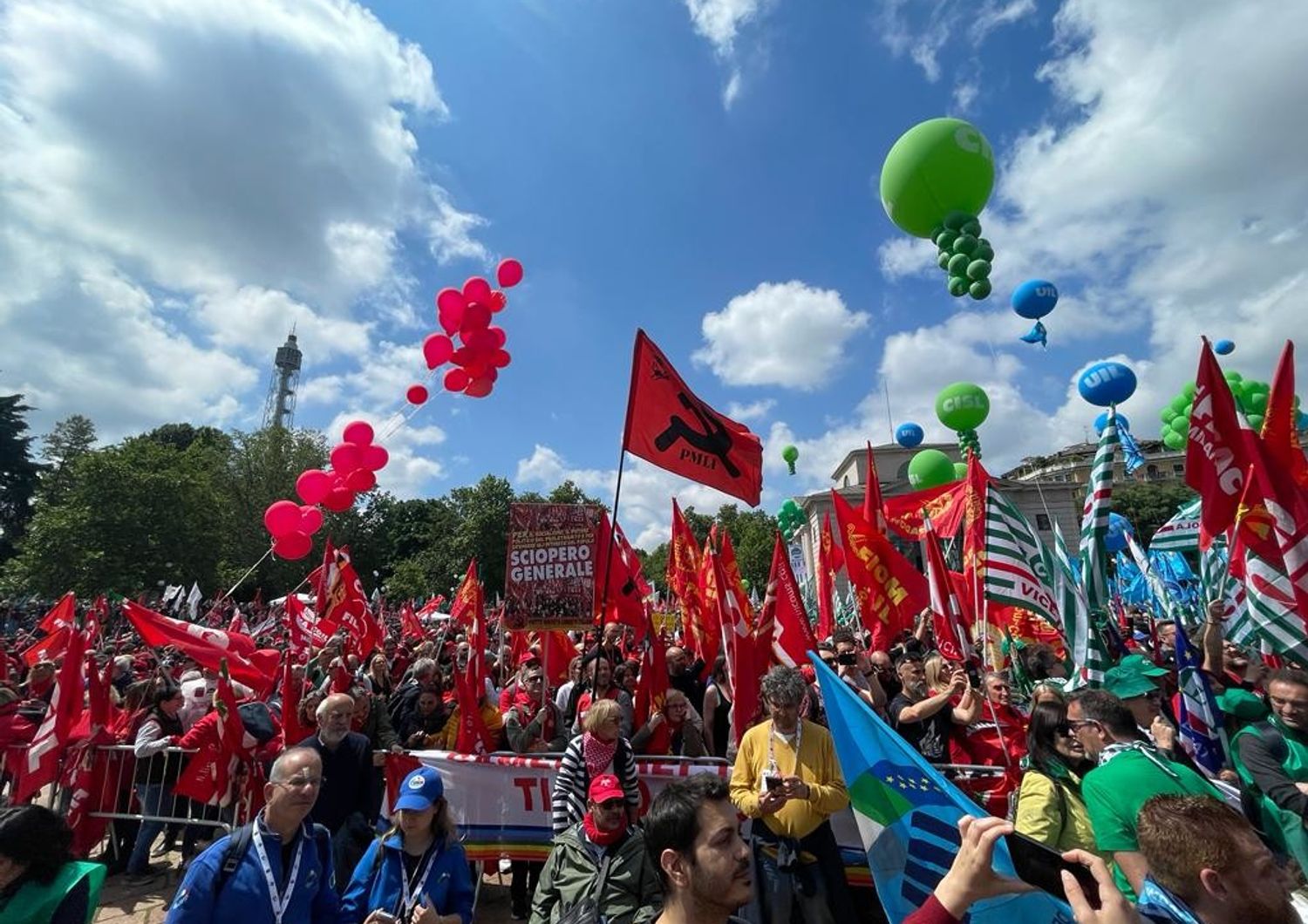 sindacati a milano in piazza contro lavoro precarizzato