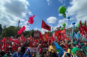 sindacati a milano in piazza contro lavoro precarizzato