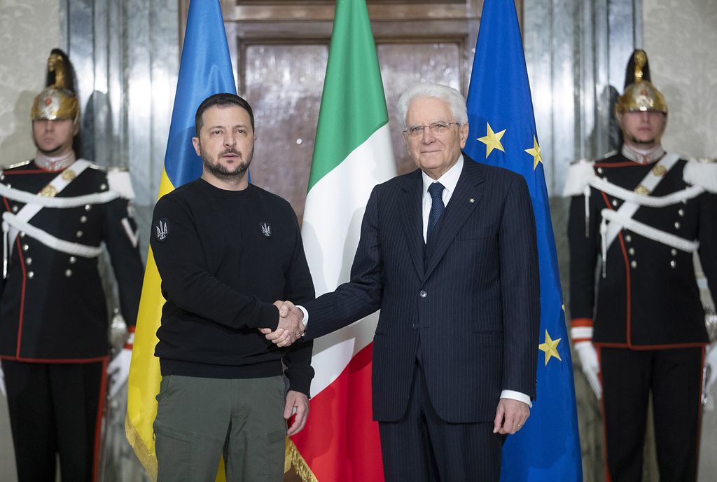 La stretta di mano tra Zelensky e Mattarella