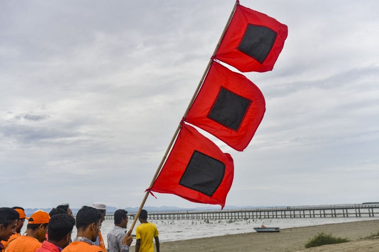 I volontari del Bangladesh avvertono le persone di lasciare le loro case e mettersi al riparo dal ciclone Mocha&nbsp;