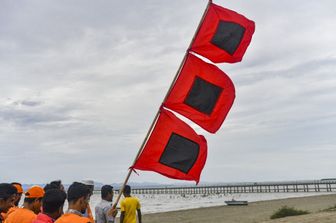 I volontari del Bangladesh avvertono le persone di lasciare le loro case e mettersi al riparo dal ciclone Mocha&nbsp;