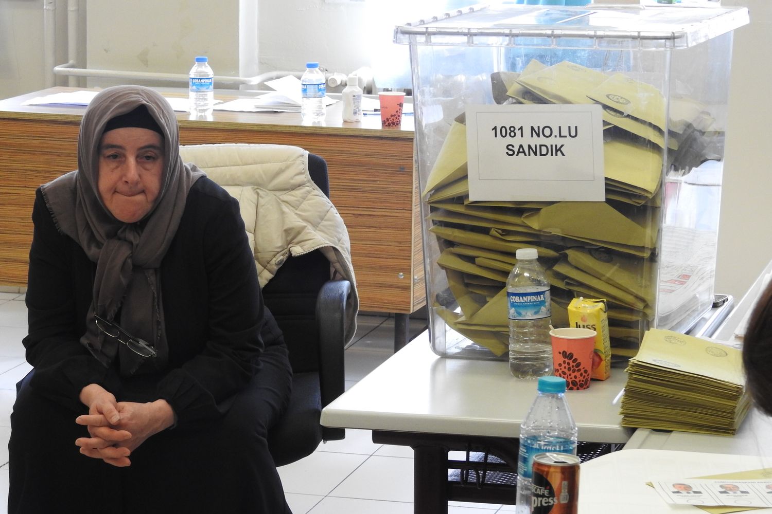 Una donna a un seggio elettorale in Turchia