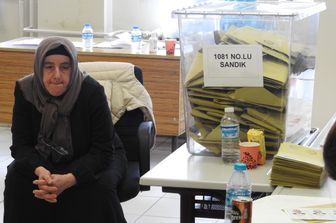 Una donna a un seggio elettorale in Turchia