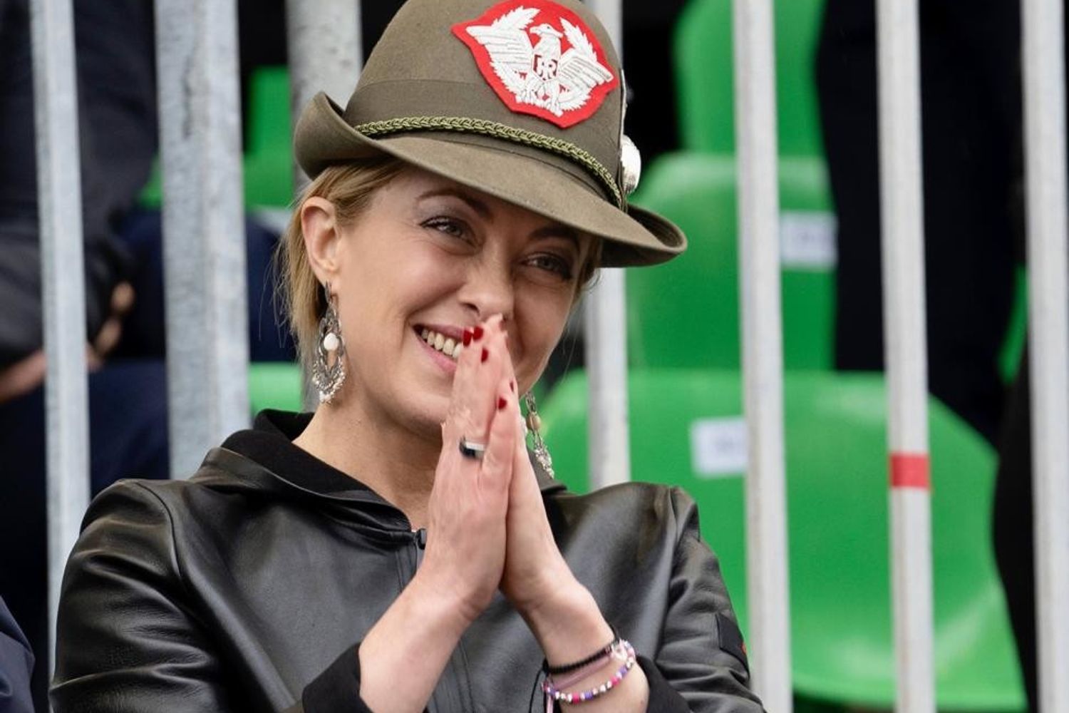 Giorgia Meloni all'adunata degli alpini