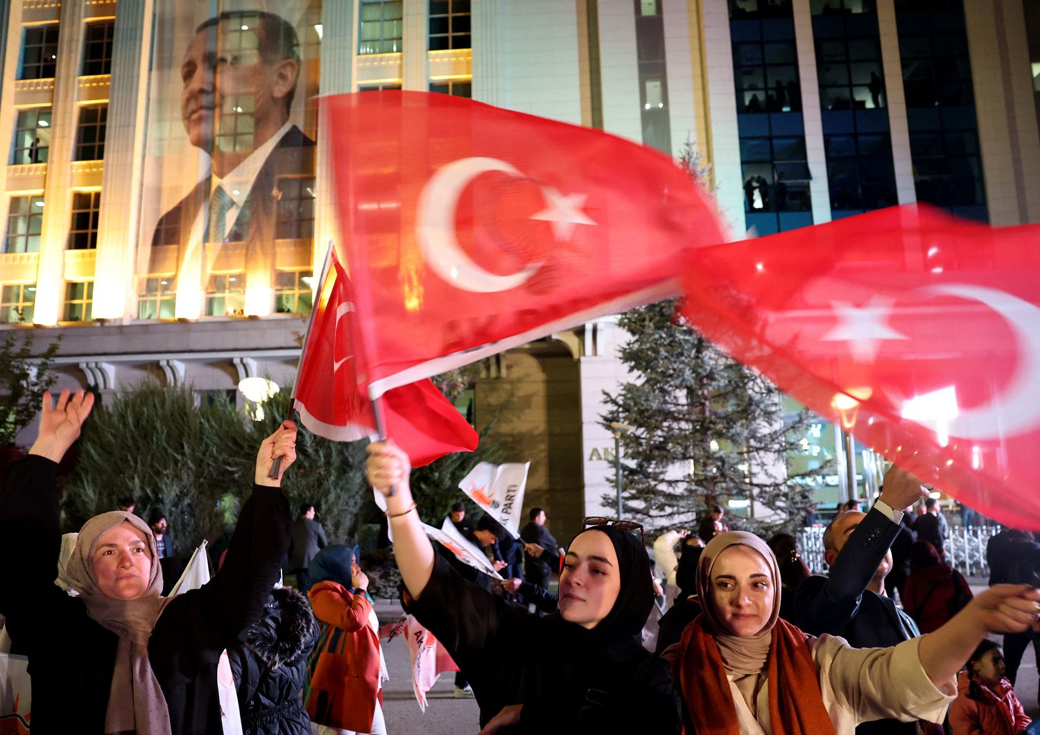 Sostenitori di Erdogan davanti al quartier generale dell'AKP ad Ankara