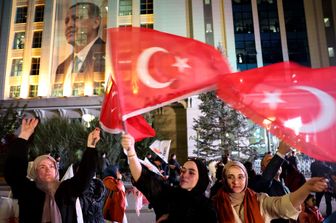 Sostenitori di Erdogan davanti al quartier generale dell'AKP ad Ankara