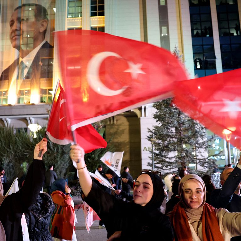 Sostenitori di Erdogan davanti al quartier generale dell'AKP ad Ankara
