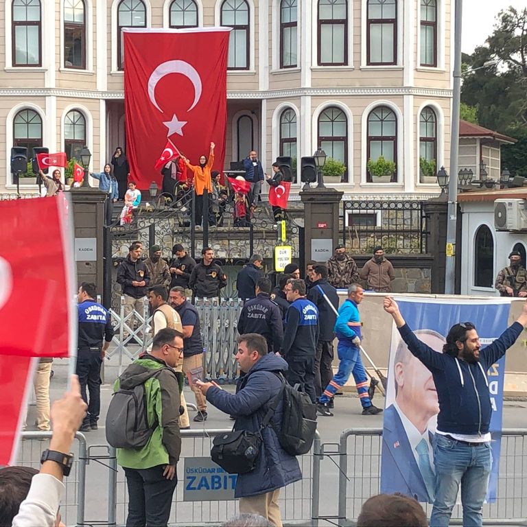 Una manifestazione davanti alla casa di Erdogan