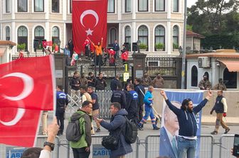 Una manifestazione davanti alla casa di Erdogan
