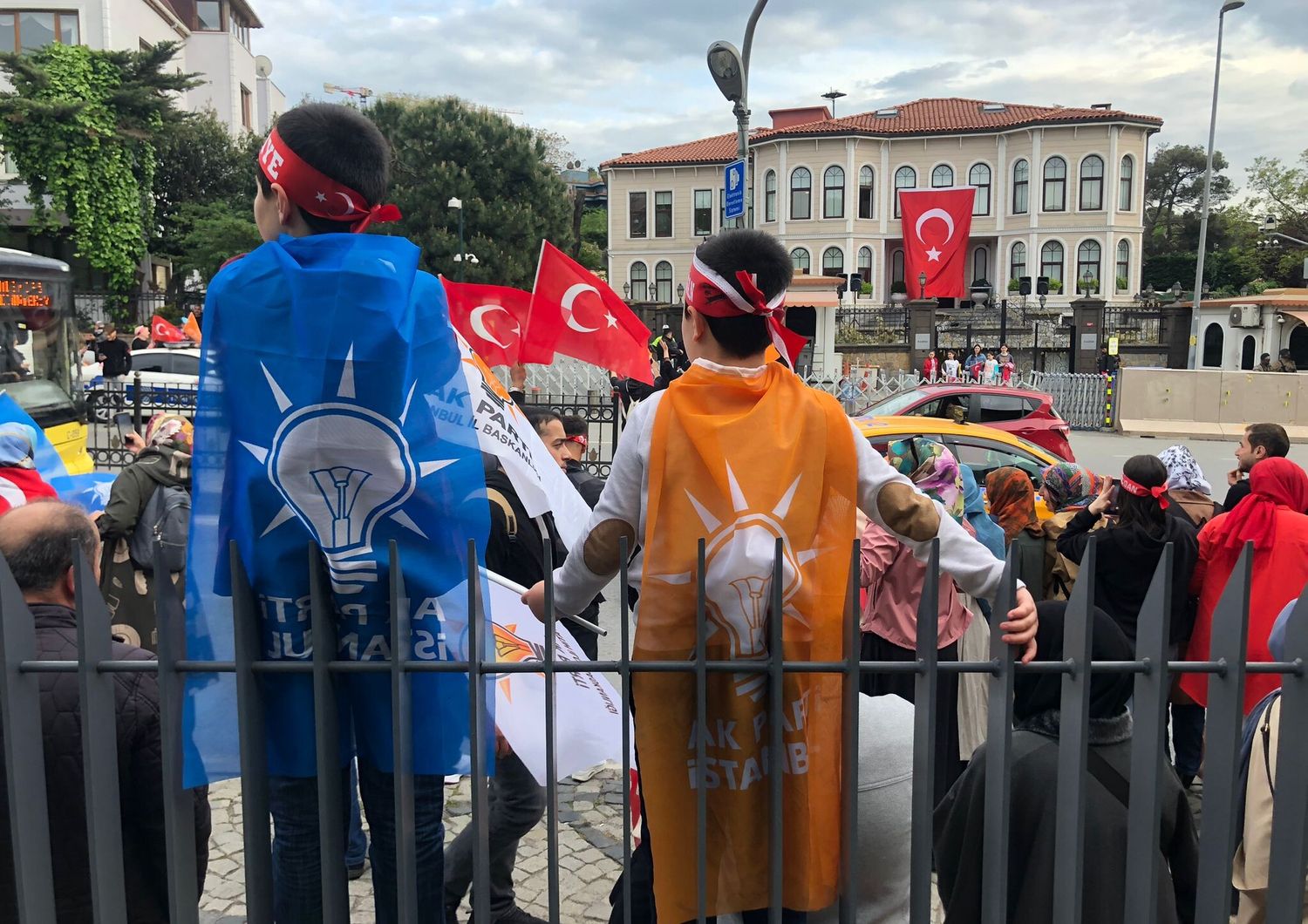 Una manifestazione davanti casa di Erdogan