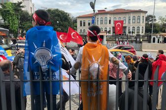 Una manifestazione davanti casa di Erdogan