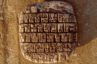 Riproduzione di una tavoletta cuneiforme