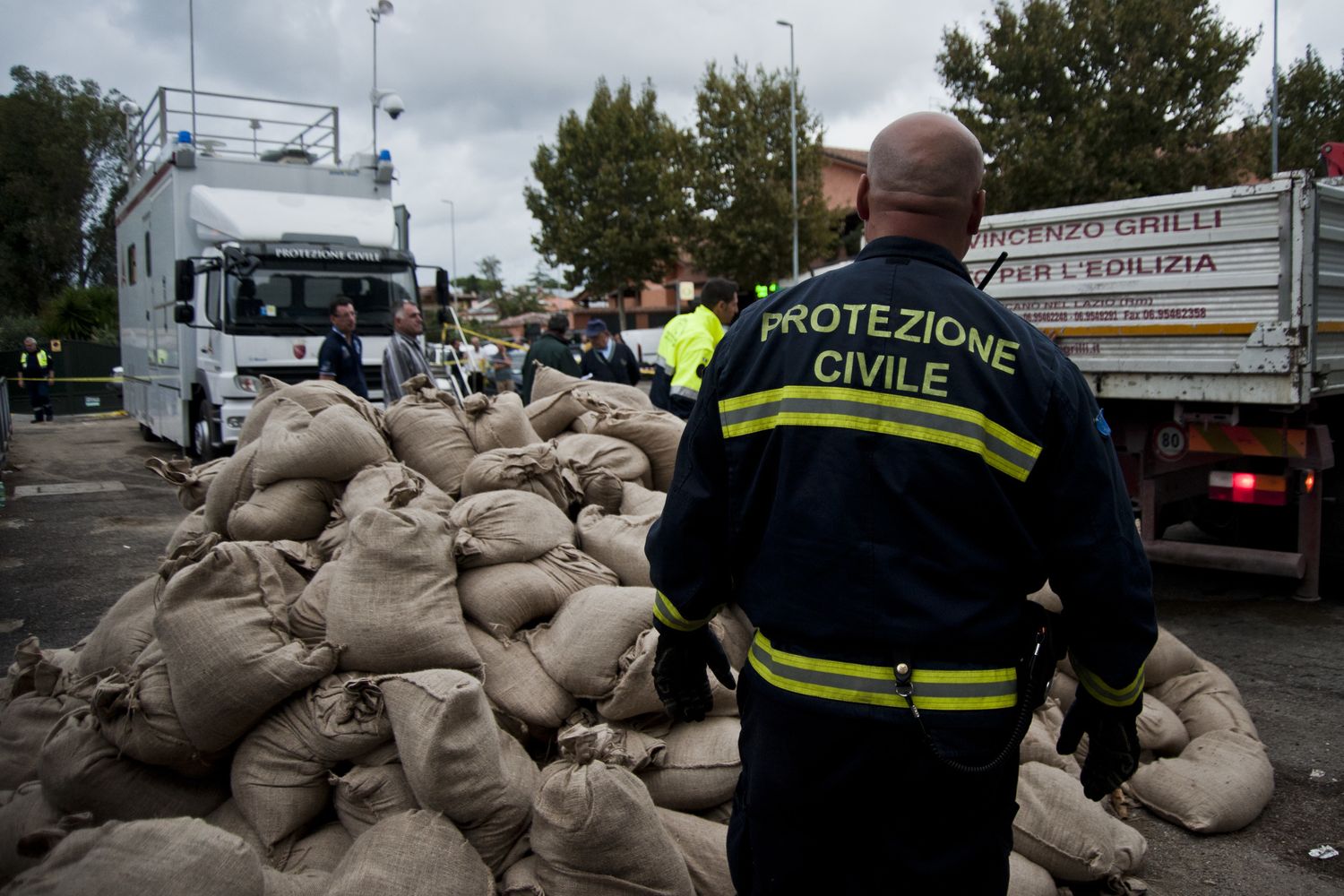 Maltempo, la Protezione civile distribuisce sacchi di sabbia